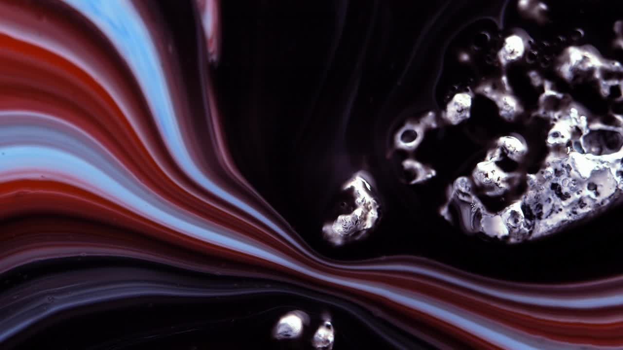 抽象独特的背景流动的波浪，水的涟漪，大理石，移动的彩色液体油漆的红，蓝，白的颜色。视频下载
