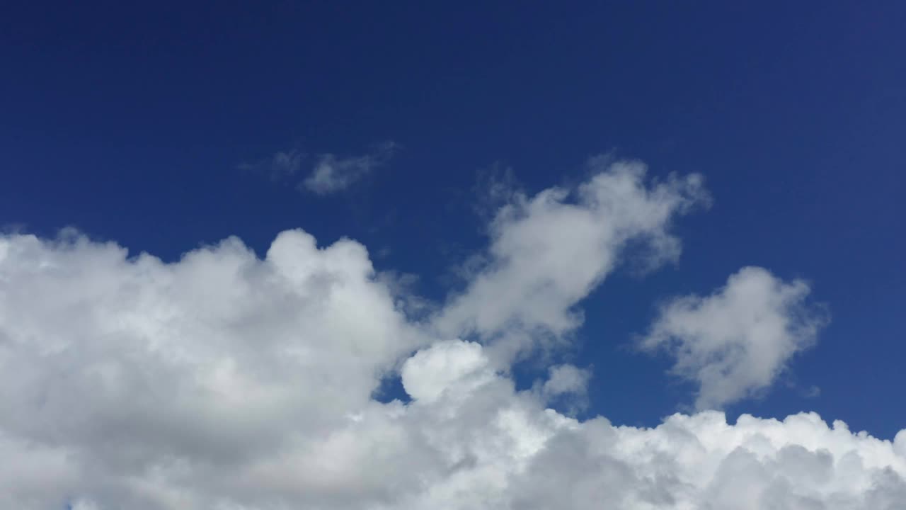 慢动作转向无人机拍摄的云和蓝天视频下载