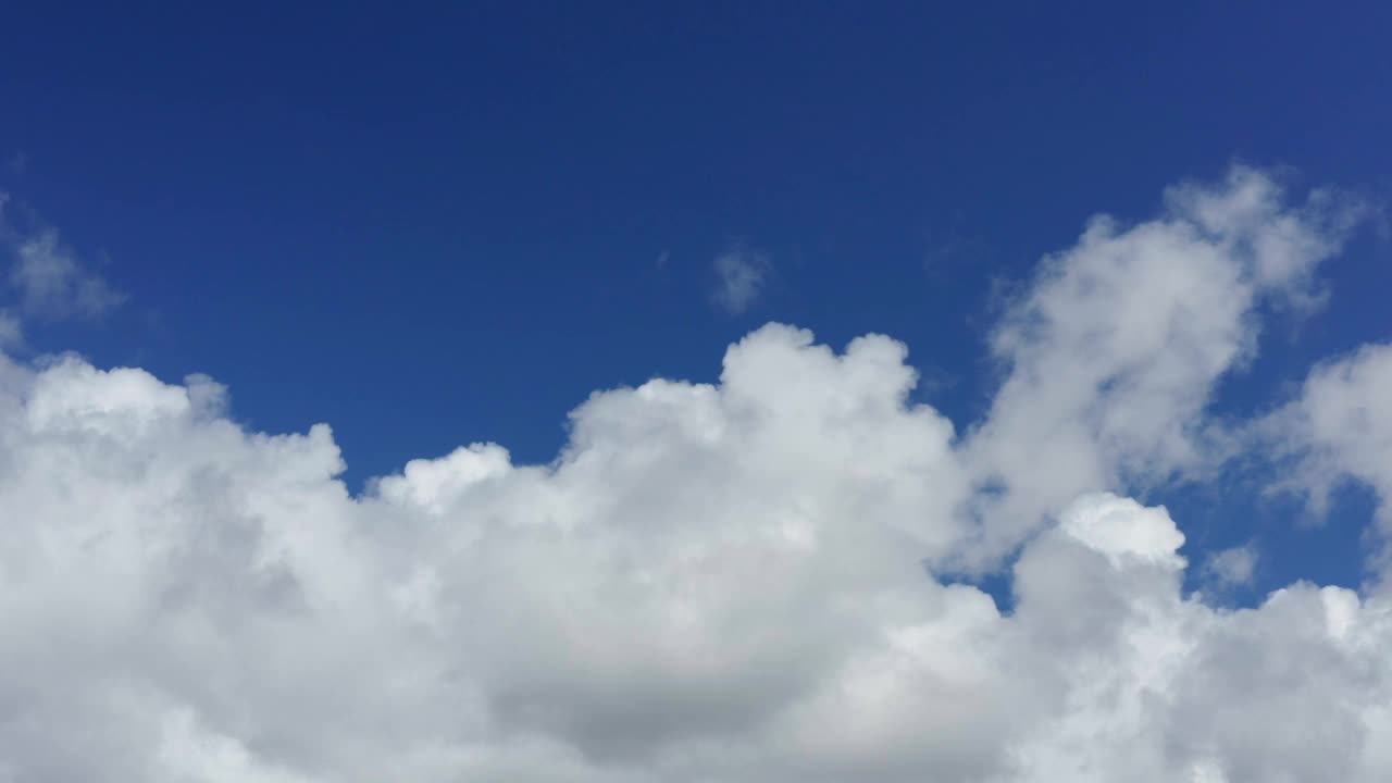慢动作转向无人机拍摄的云和蓝天视频下载