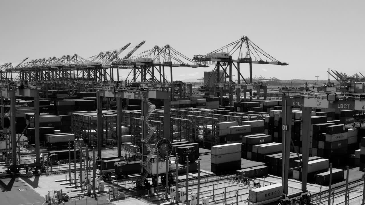慢动作平移无人机拍摄长滩港的黑白视频下载