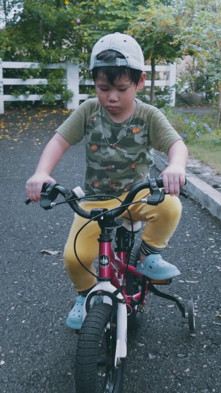 儿童或学习骑自行车在公园、自然或花园的交通工具，上下班或旅行三轮车。微笑，快乐或欢呼爸爸骑自行车的孩子，男孩或儿子在骑教育或帮助视频素材