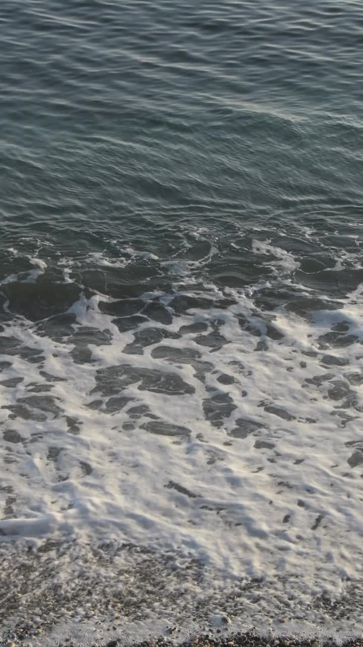 平静的海岸。4 k垂直视频下载