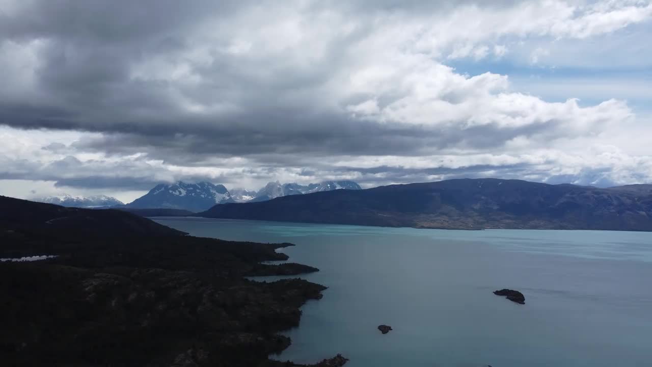 托雷斯德尔潘恩国家公园从远处眺望智利的湖泊和白雪皑皑的山脉视频下载