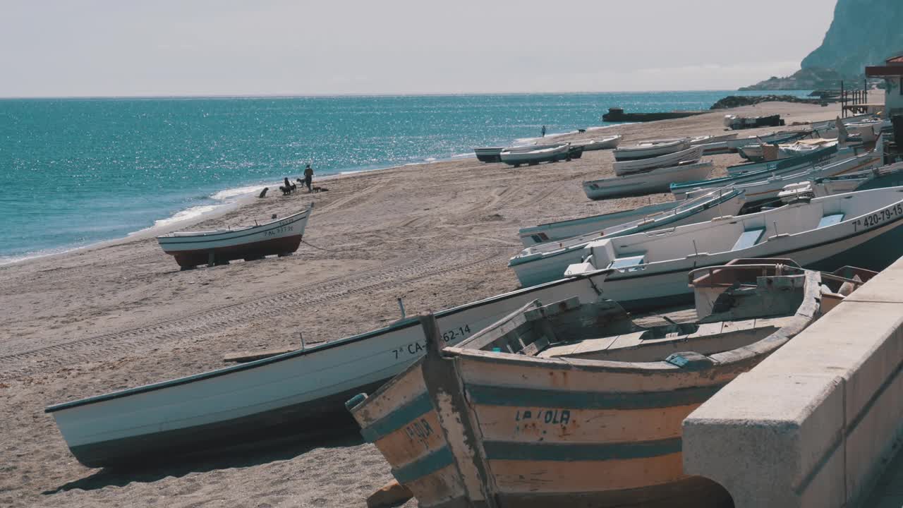西班牙直布罗陀岩石海滩岸边的渔船。视频下载