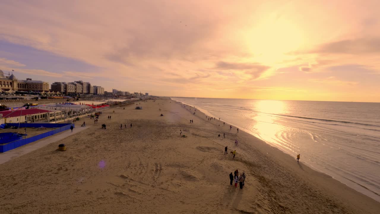 日落时分，荷兰海牙美丽的海岸线视频下载