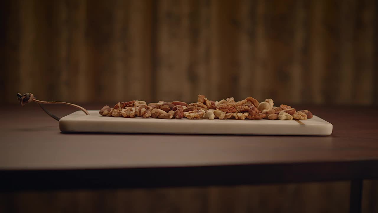 木桌上的杏仁核桃核桃腰果榛子混合坚果视频下载