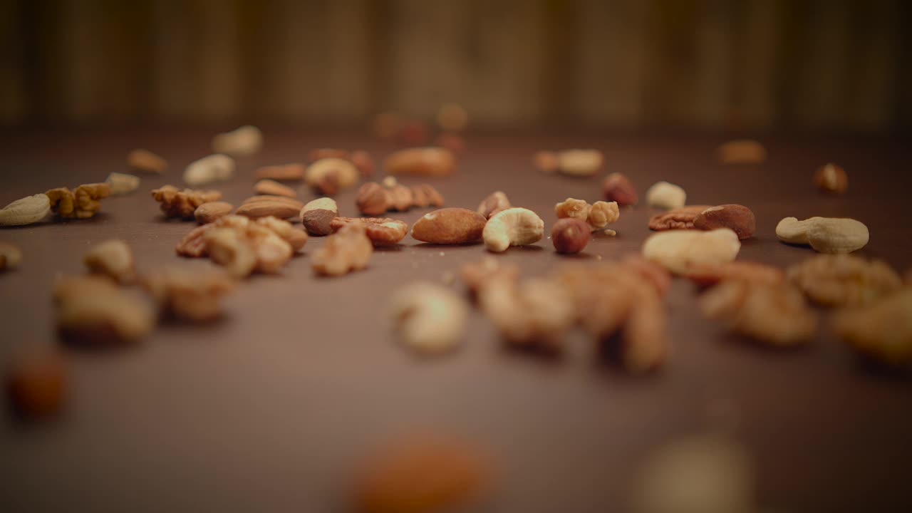 木桌上的杏仁核桃核桃腰果榛子混合坚果视频下载