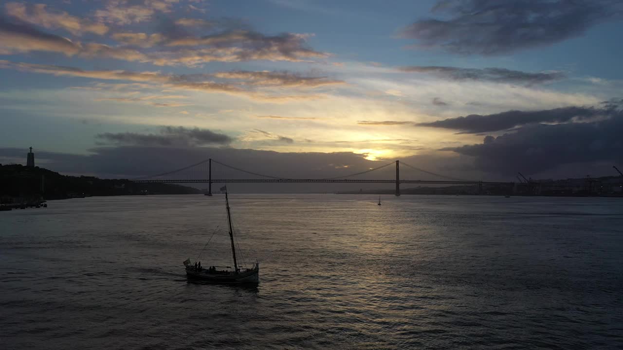 4月25日吊桥和帆船。葡萄牙。鸟瞰图视频下载