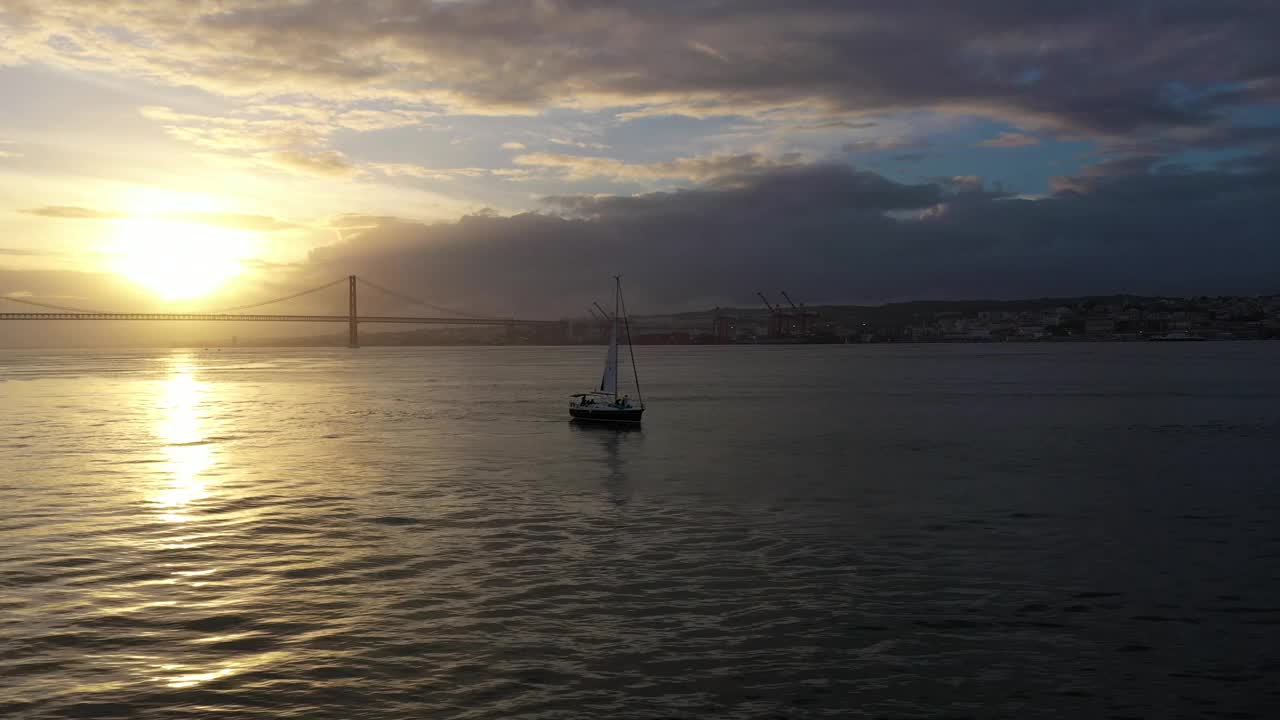 4月25日吊桥和帆船。葡萄牙。鸟瞰图视频素材
