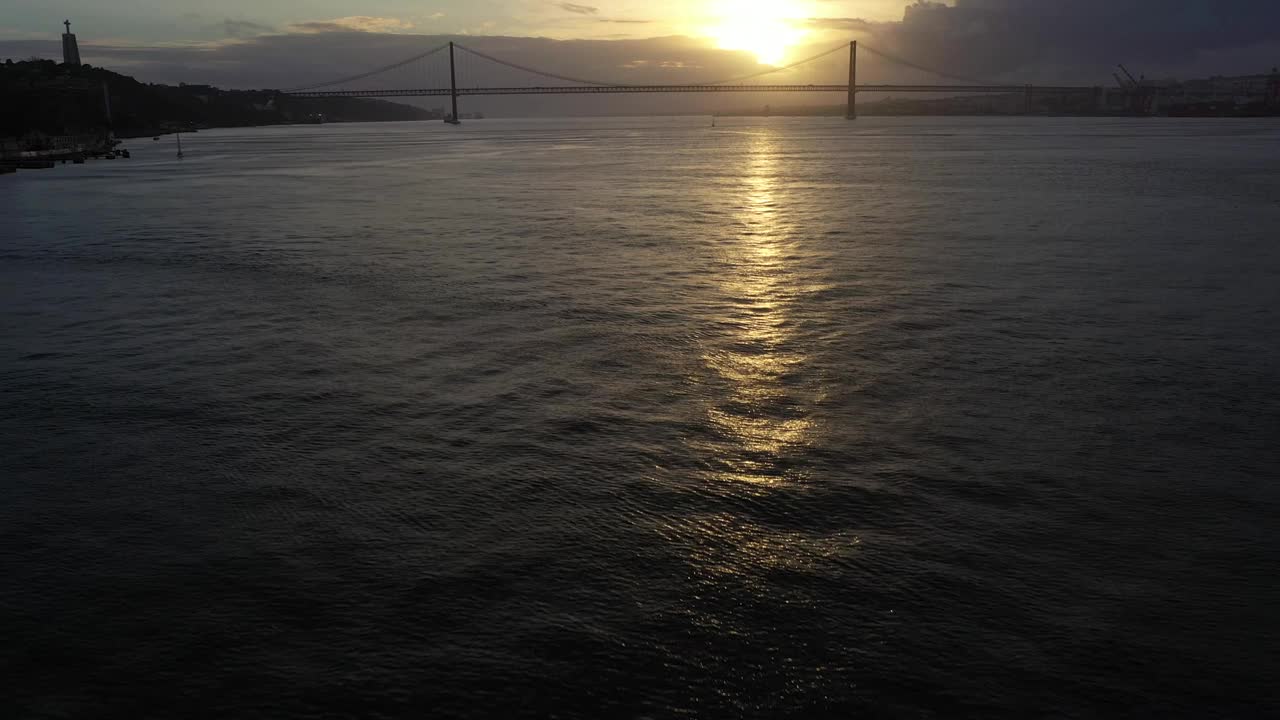 4月25日吊桥。葡萄牙。鸟瞰图视频下载
