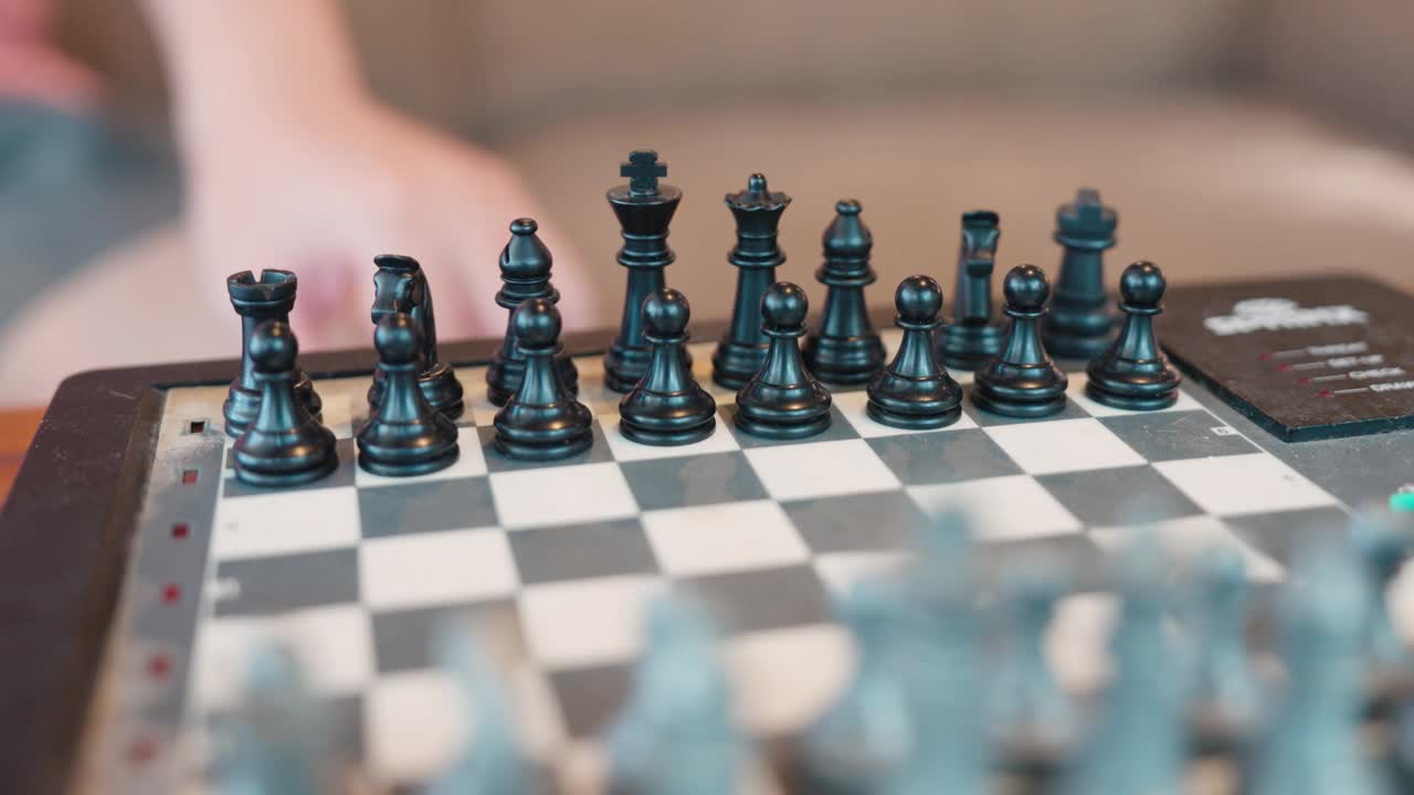 一个人在棋盘游戏中移动棋子视频下载