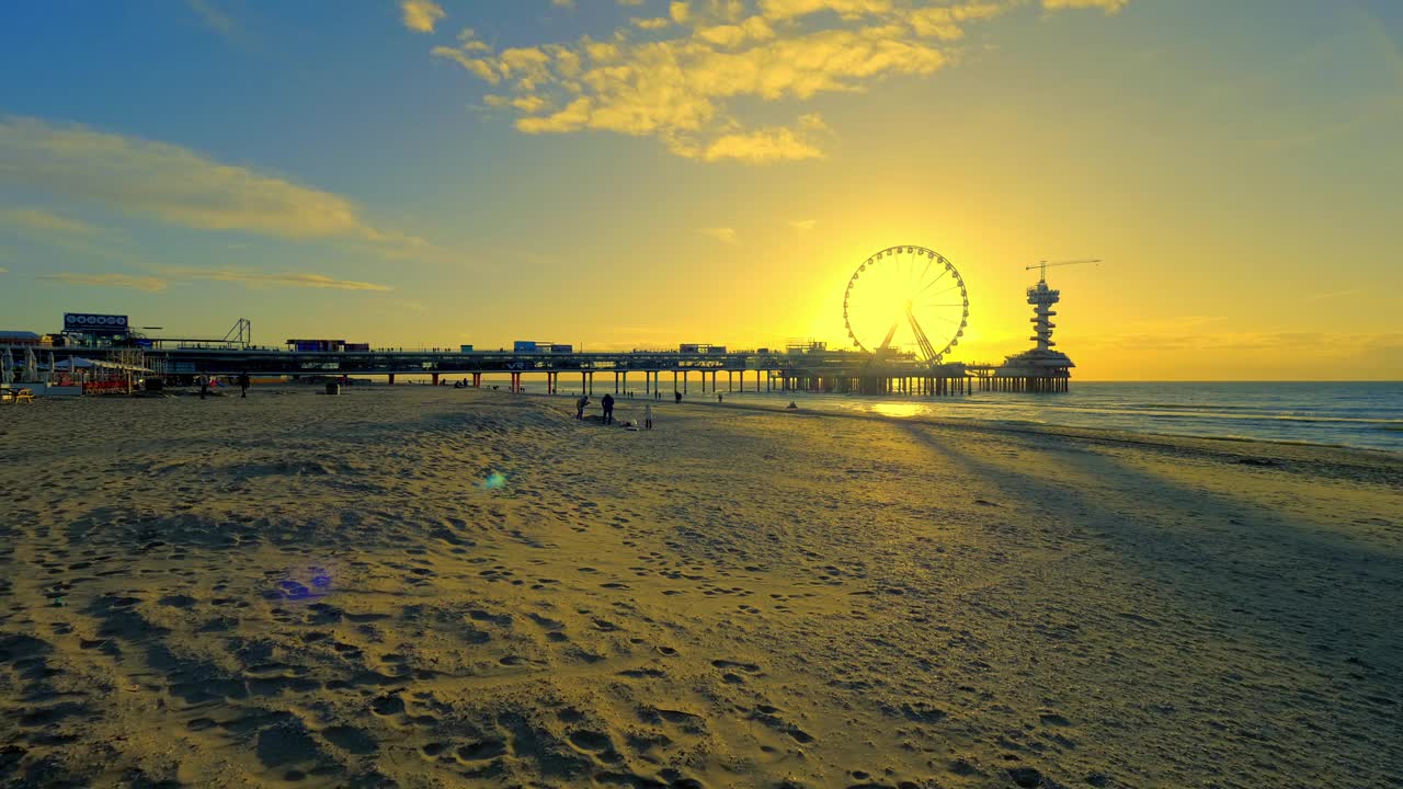 日落时分，荷兰海牙美丽的海岸线视频下载