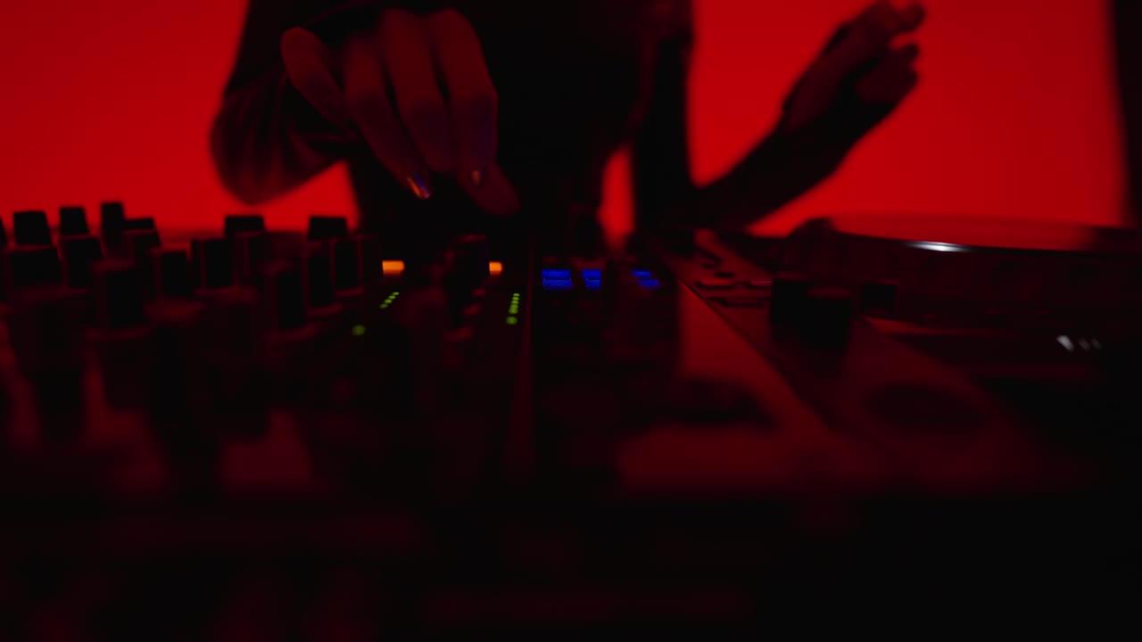 在DJ控制器上播放音乐的女DJ，手的特写视图，在夜总会的欢乐舞会视频下载