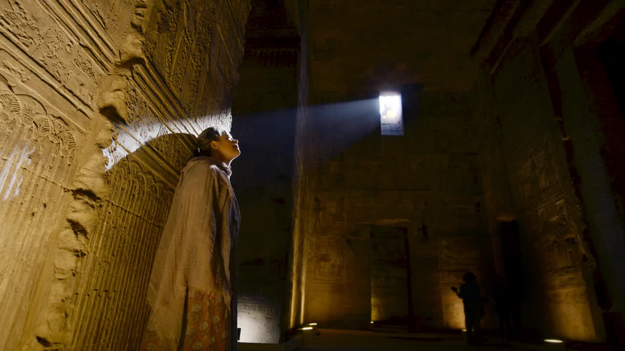 一名妇女探索埃及的古神庙。视频下载