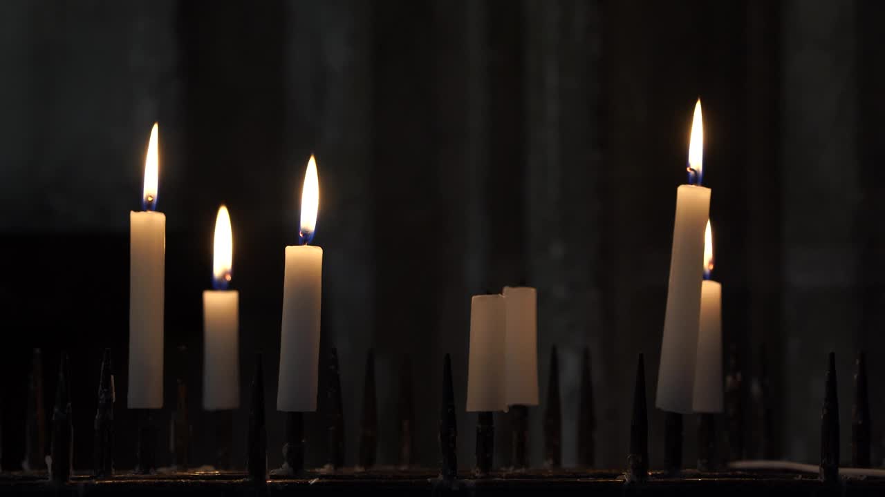 在教堂里点燃蜡烛视频下载