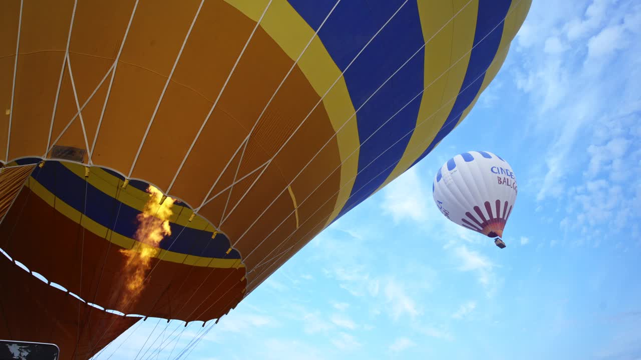 蓝天上的热气球。视频下载