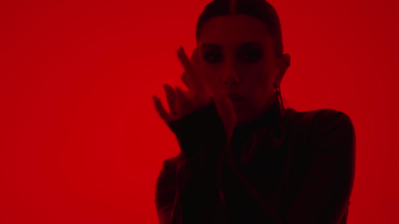 性感女士DJ跳舞和混音轨道在夜总会肖像的女士在红色背景，慢动作视频下载