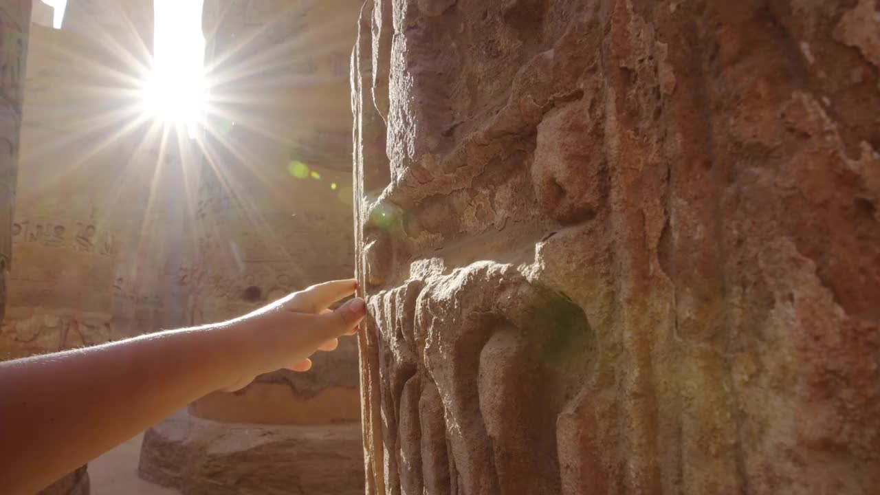 一名妇女探索埃及卡纳克古神庙。视频下载
