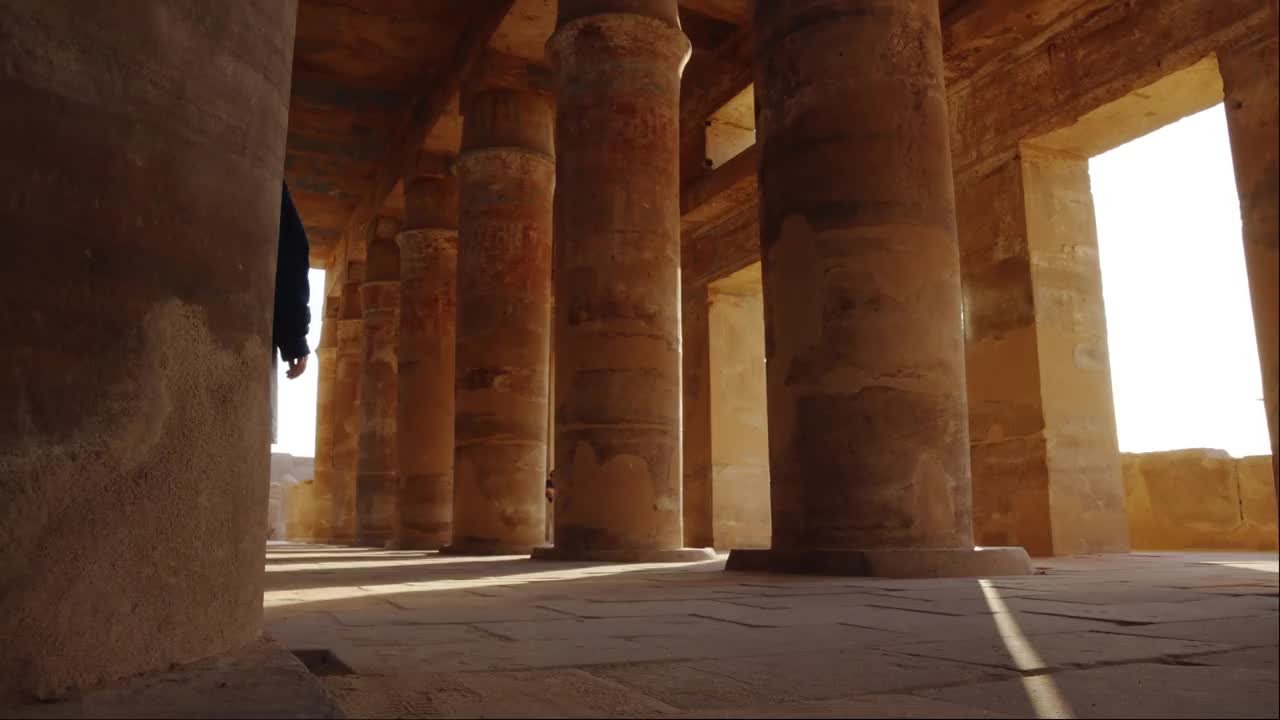 一名妇女探索埃及卡纳克古神庙。视频下载