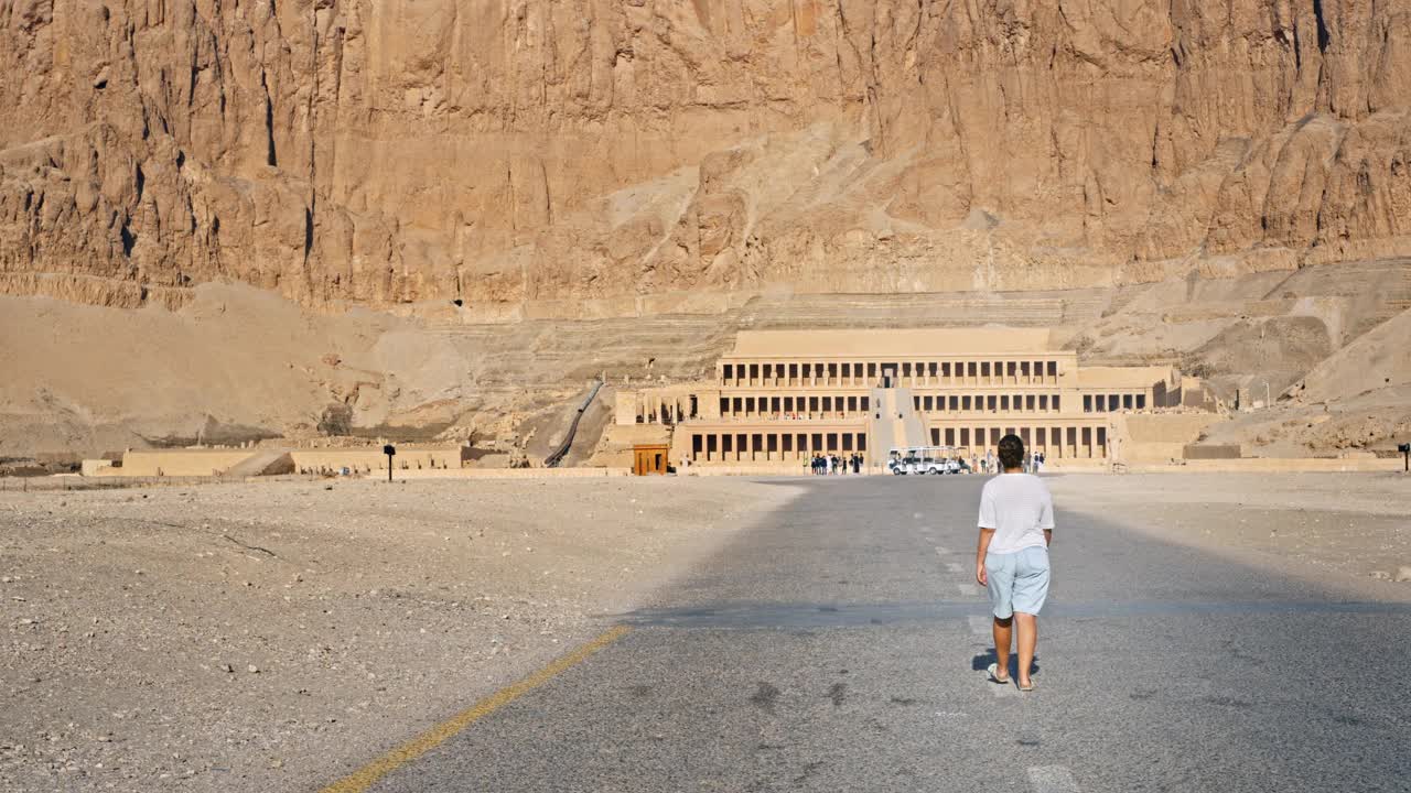 一名妇女参观埃及卢克索的哈特谢普苏特神庙。视频下载