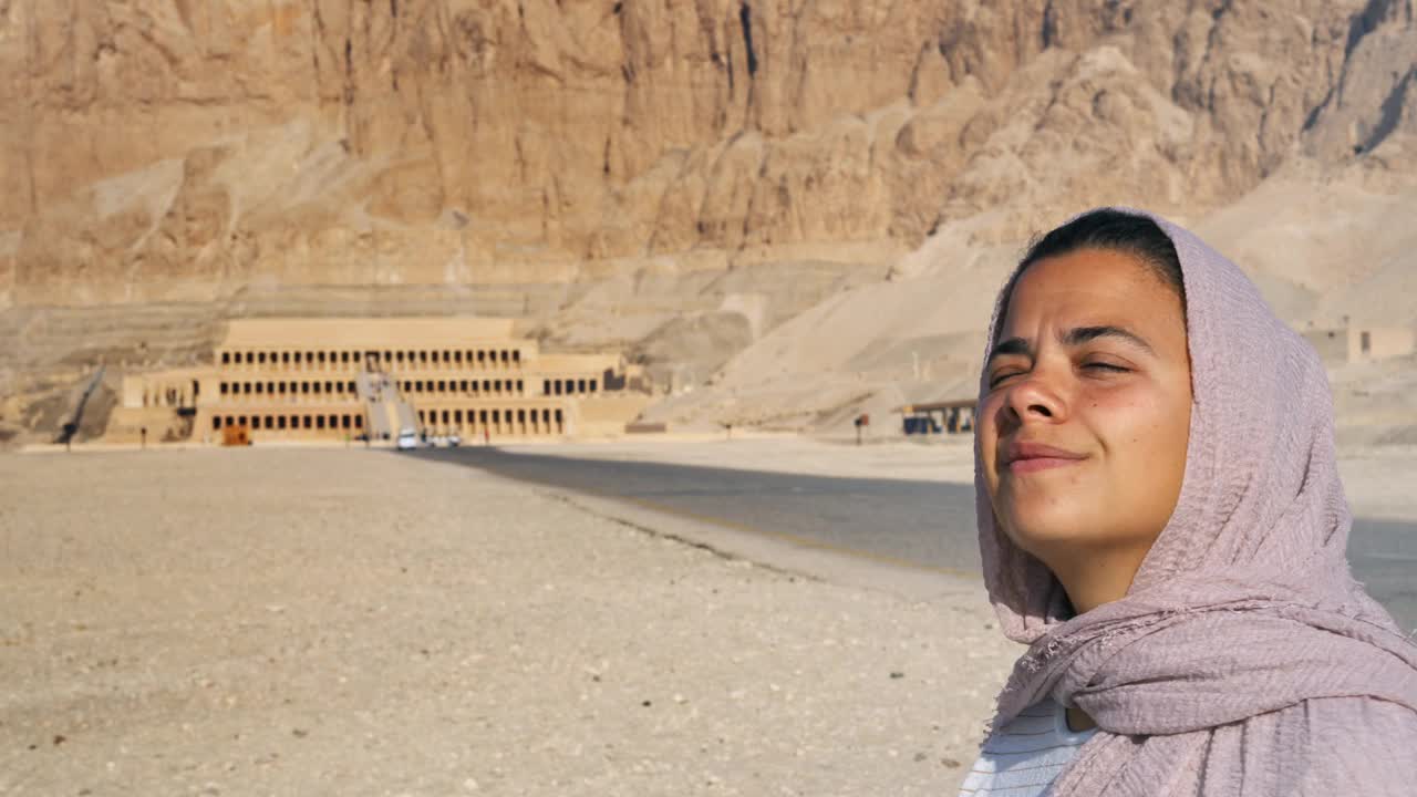 一名妇女参观埃及卢克索的哈特谢普苏特神庙。视频下载