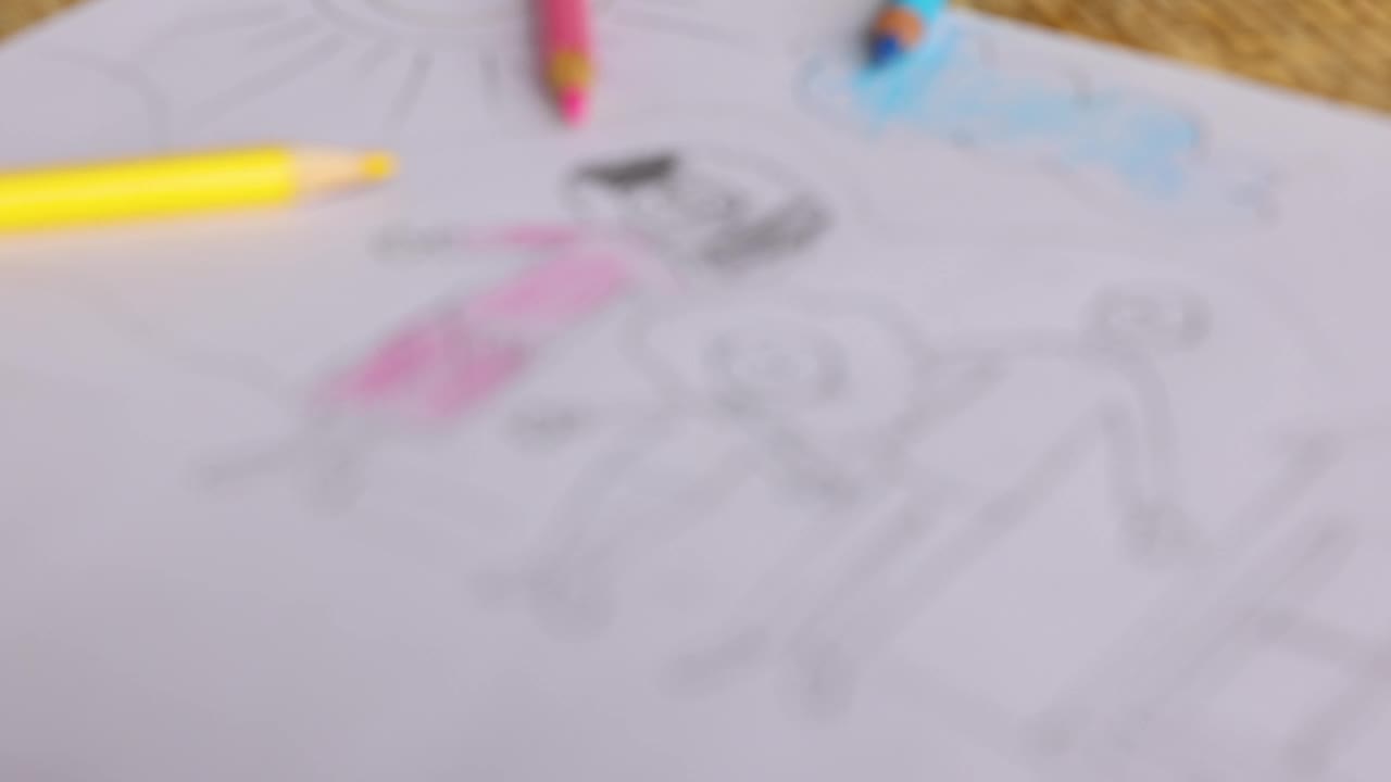 一个孩子的家庭绘画的特写视频下载