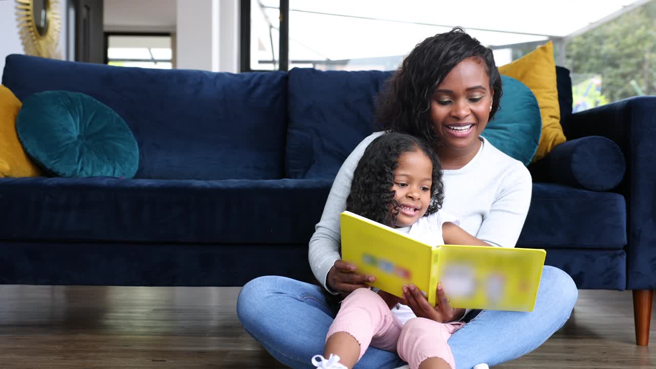 慈爱的母女俩在家里一起读书，玩得很开心视频下载