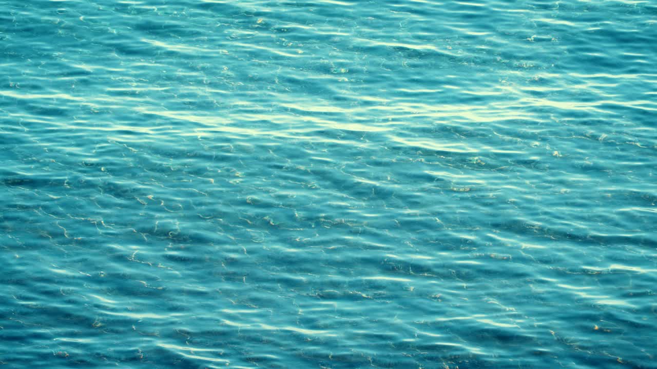 湛蓝清澈的海水为背景视频下载
