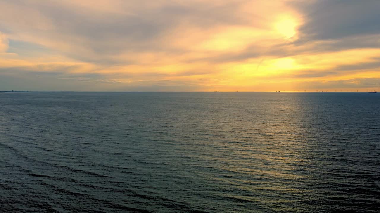 美丽的荷兰海岸线的北欧海日落视频下载