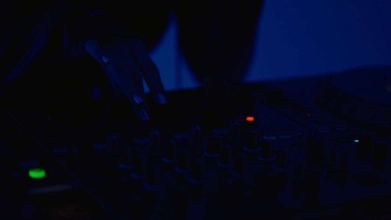 俱乐部和休息在夜总会，近距离观看女DJ手在现代DJ混音器视频下载