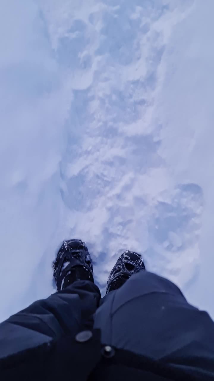 冬天，登山运动员在高山的雪山上行走视频下载