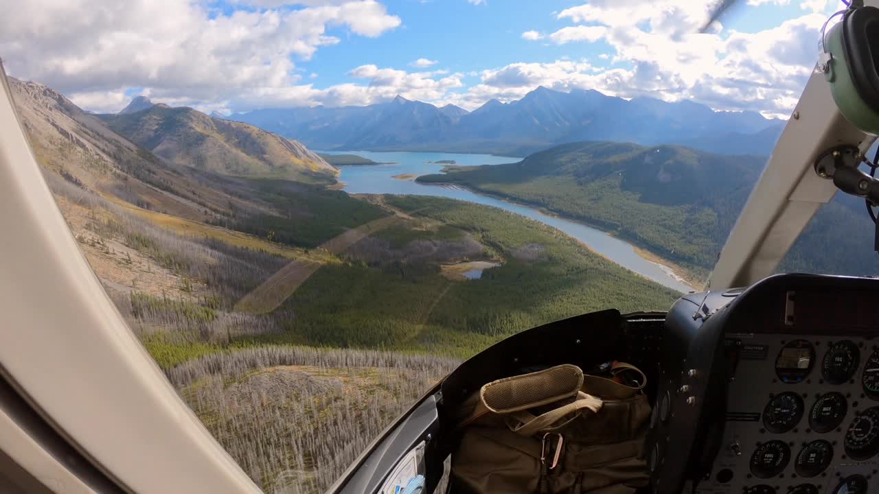 直升机在加拿大绿松石湖的落基山脉上飞行视频下载