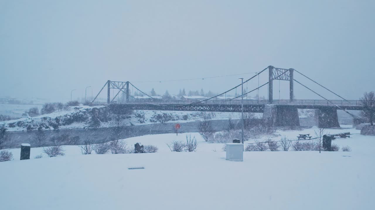 冬天暴风雪中的赛尔福斯吊桥横跨在河上视频下载