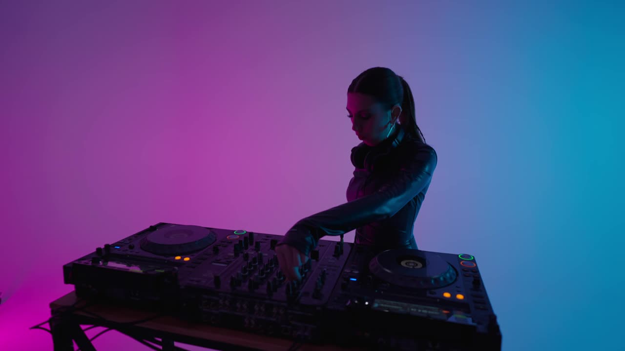 美女DJ玩电子音乐和跳舞在夜总会，舞会和科技狂欢视频下载