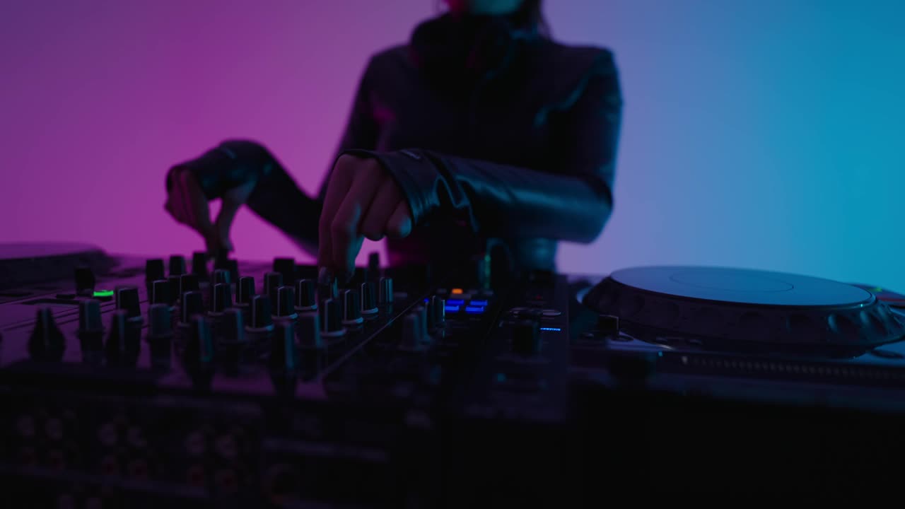 女DJ旋转把手的现代DJ混音器，DJ混音轨道的现代电子音乐，特写视频下载
