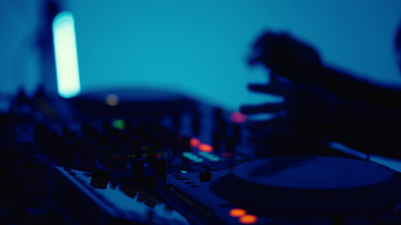 近景现代DJ混频器在夜总会，女DJ播放音乐和混音轨道，狂欢派对视频下载