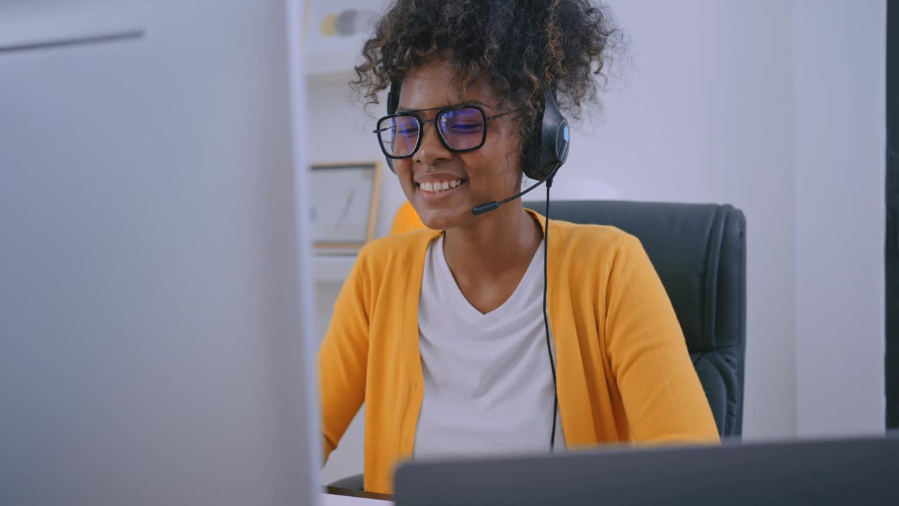 自信的非洲女商人在使用电脑。视频下载