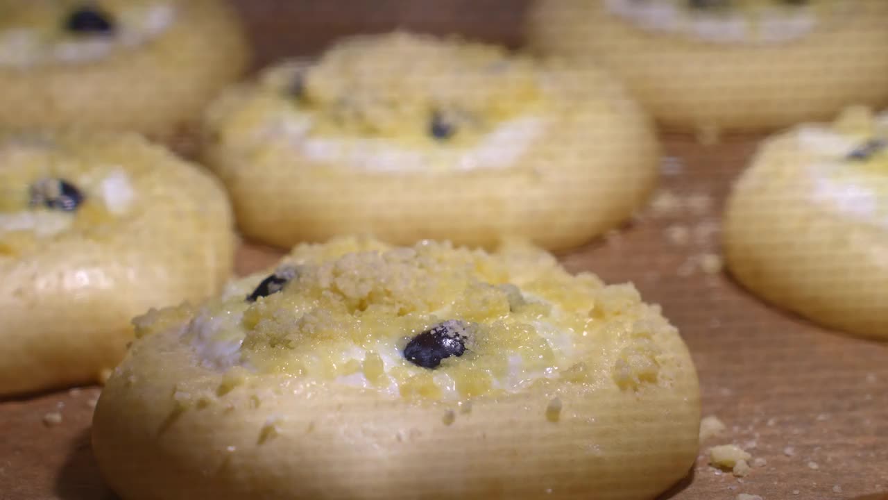 在烤箱中烘烤甜面包的过程视频下载