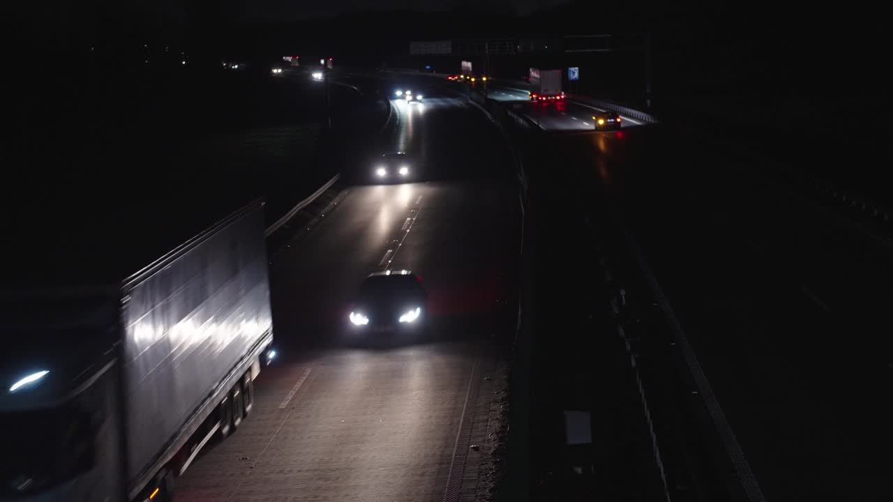 汽车夜间行驶在高速公路上，道路交通时间流逝视频下载