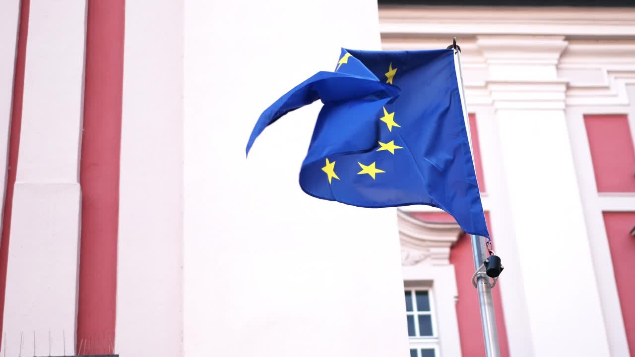旗杆上挥舞着欧盟旗帜视频下载