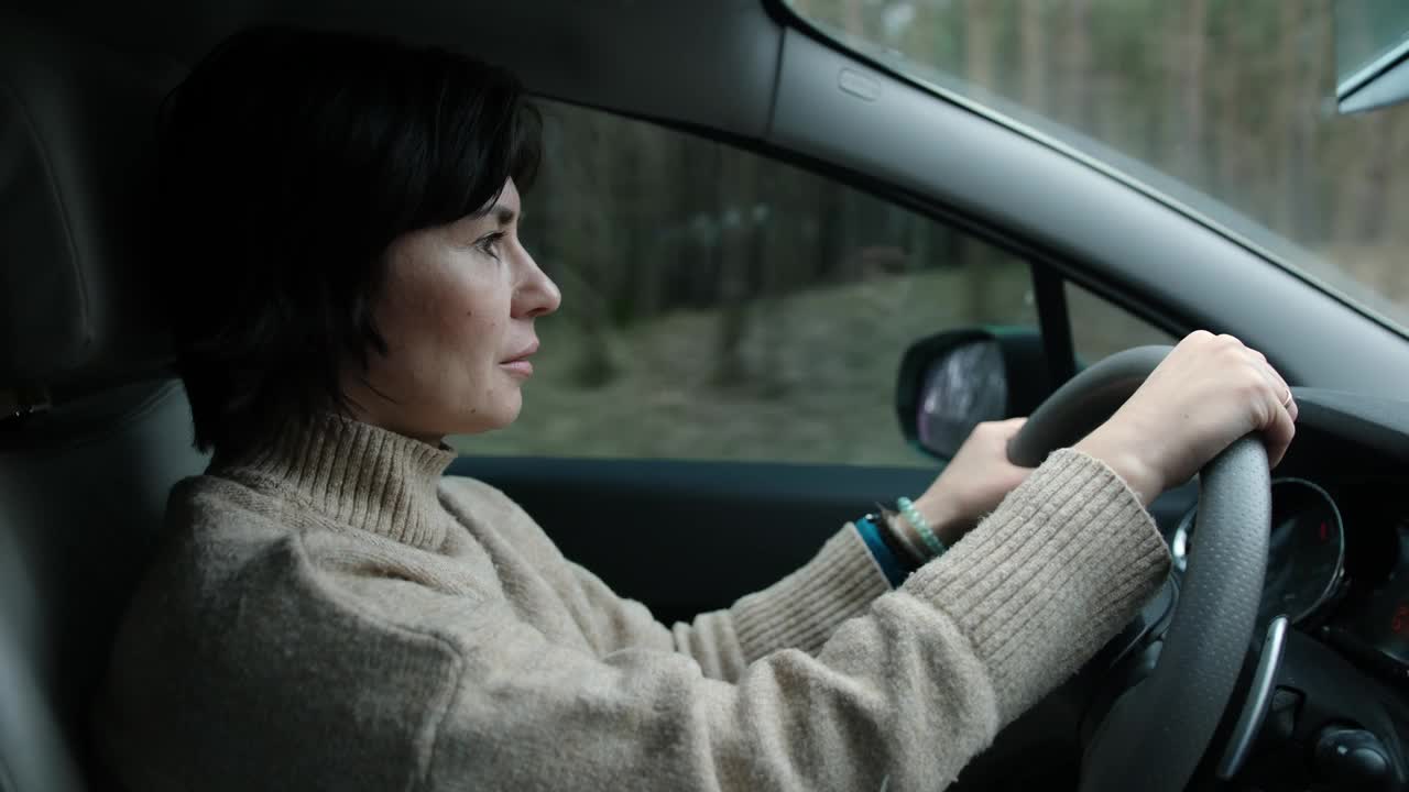 平静的女人在乡下开车，女司机视频下载