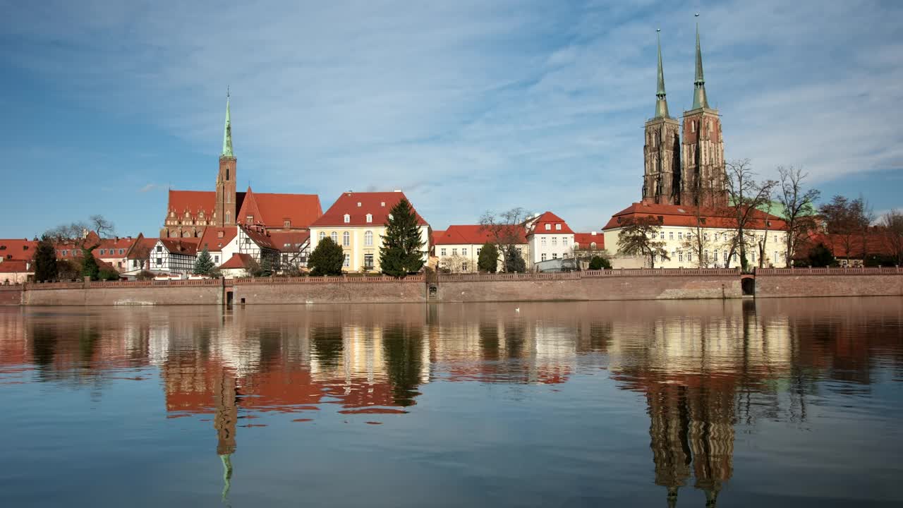 从波兰奥得河上欣赏弗罗茨瓦夫市中心历史部分的美景视频下载