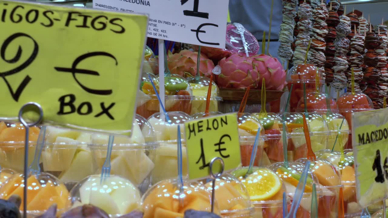 在La Boqueria的一个市场展示水果。巴塞罗那。西班牙。视频下载