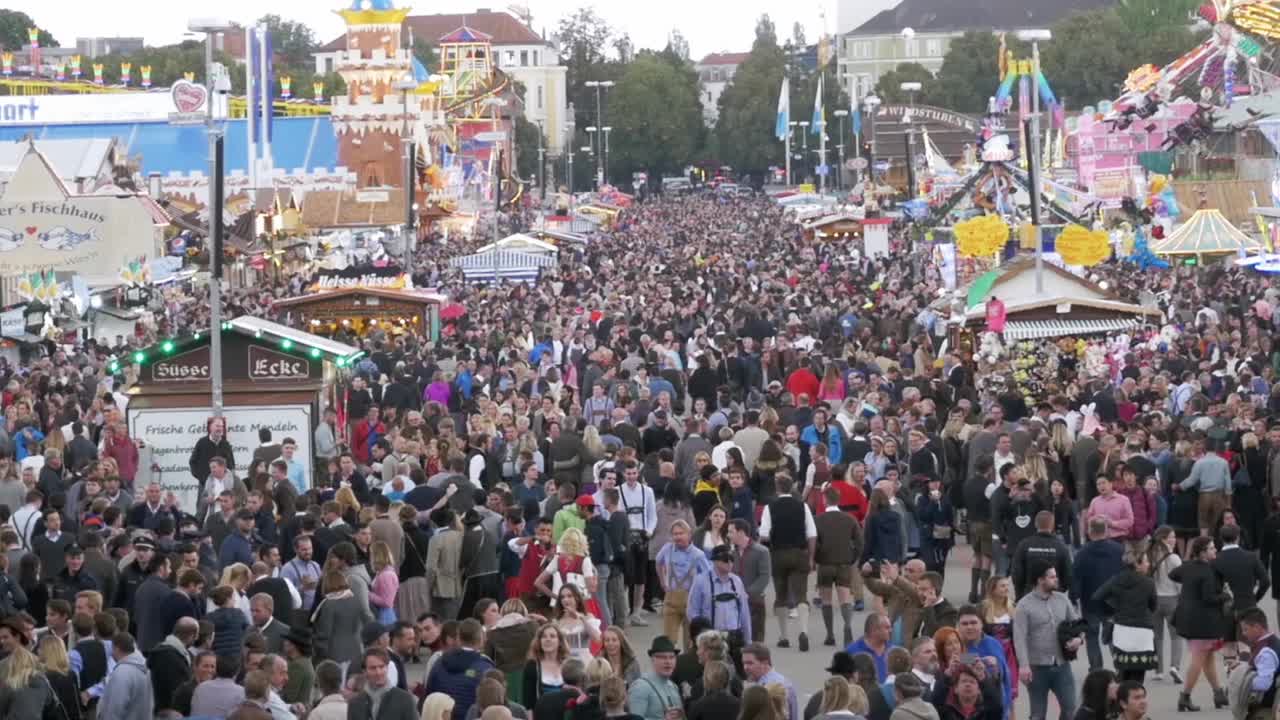 中央大街上人群的俯视图。巴伐利亚,德国。慢动作视频下载