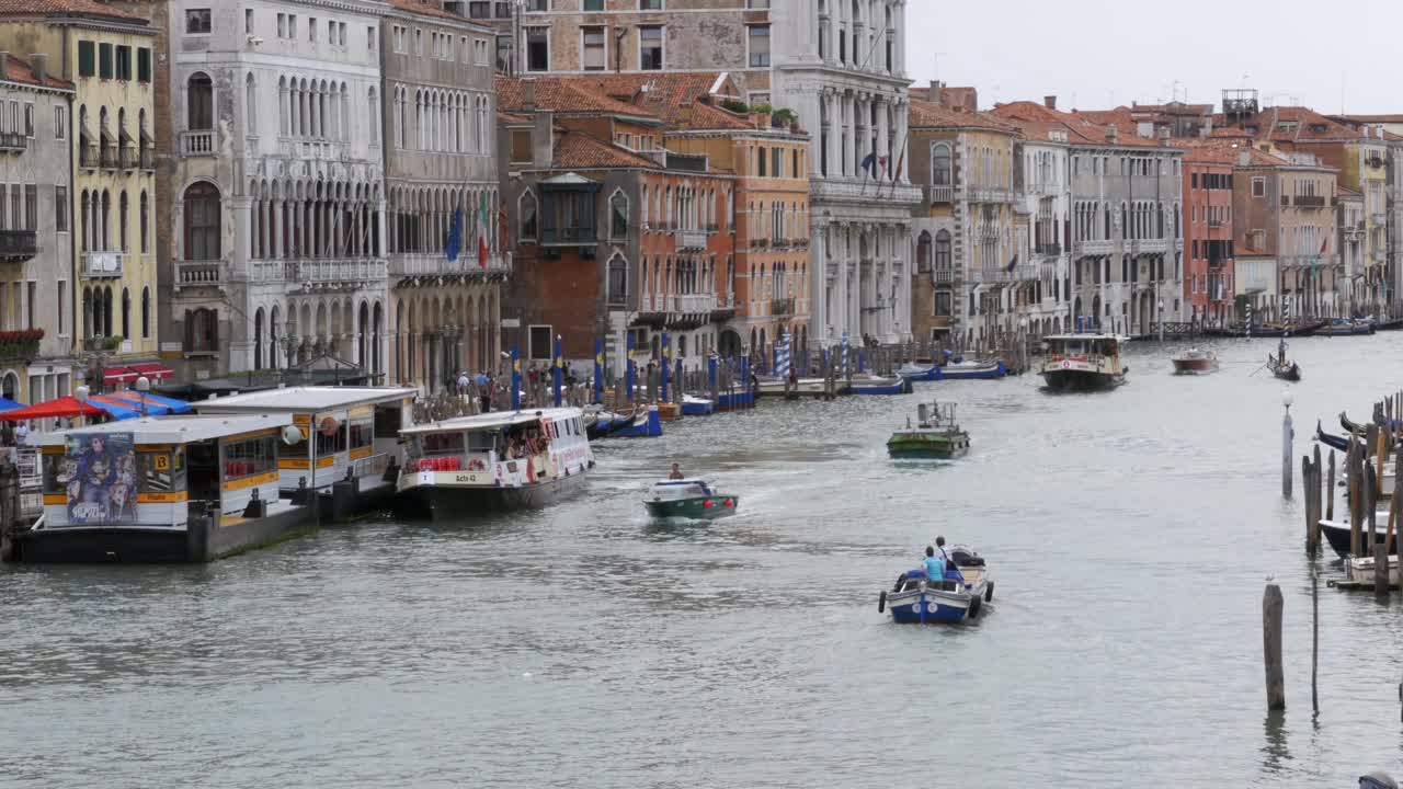 大运河。里亚托桥上的景色。意大利威尼斯。视频下载
