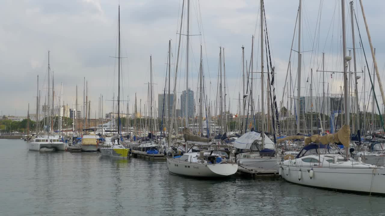 停泊在西班牙巴塞罗那港口的船只、小船和游艇。视频下载