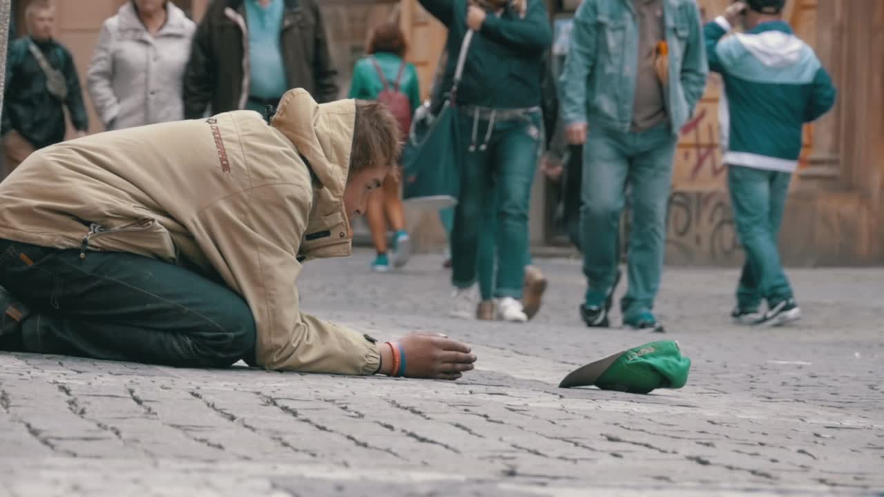 在捷克共和国布拉格街头乞讨的乞丐。慢动作视频下载
