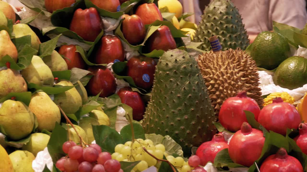 在La Boqueria食品市场展示新鲜的热带水果和蔬菜。西班牙巴塞罗那视频下载