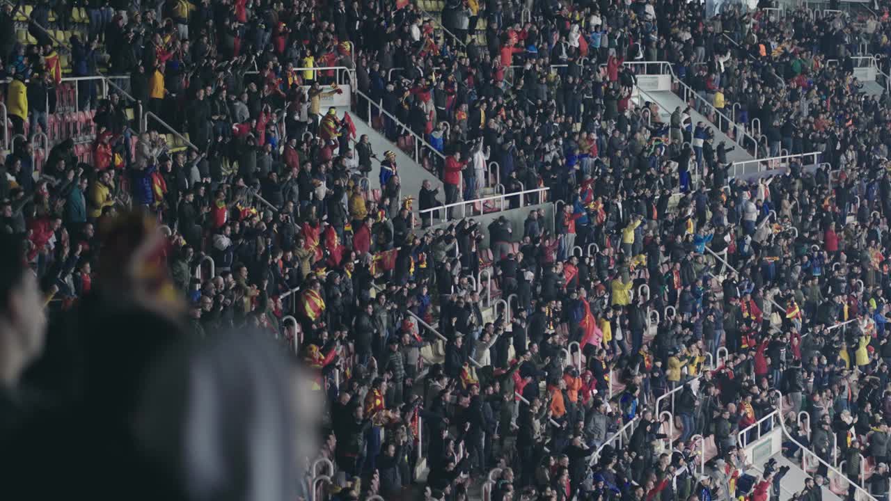 足球比赛开始时，球迷们站在体育场的领奖台上支持著名球队，慢镜头视频下载