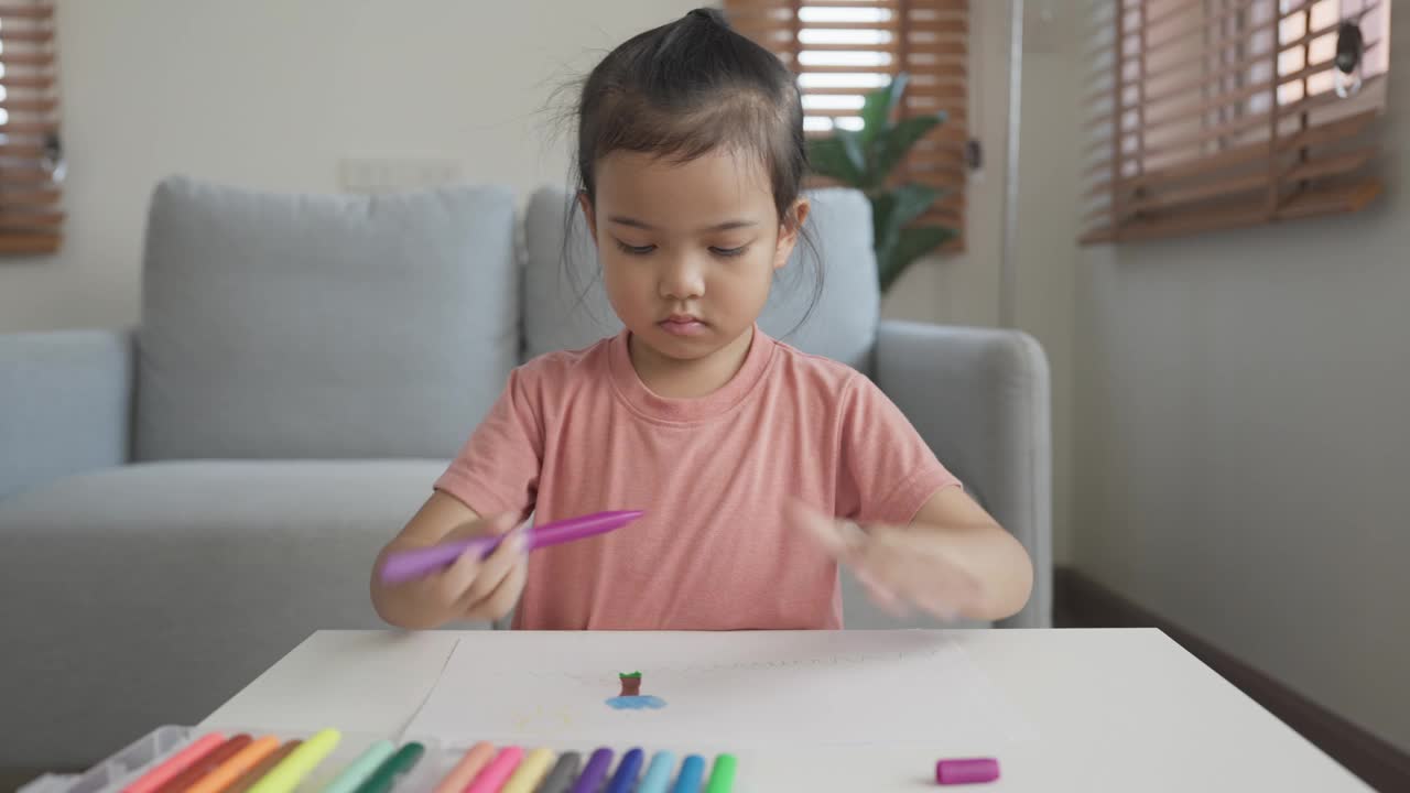 亚洲小女孩喜欢绘画和着色使用毡尖笔视频下载